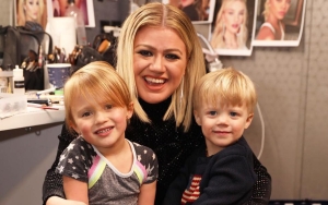Kelly Clarkson Admits to Feeling 'Broken' Amid Home Quarantine With Kids After COVID-19 Exposure