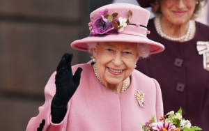 Queen Elizabeth II Experiences 'Mild Cold-Like Symptoms' After Testing Positive for COVID-19