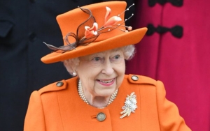 Queen Elizabeth Ditches Walking Stick in Latest Public Engagement