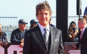 Tom Cruise Flies Helicopter Himself to 'Top Gun: Maverick' Premiere