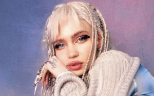 Grimes Unrecognizable in New Picture After Sporting Face Bandages