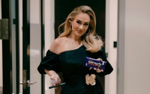 Adele Indulges in Chocolate While Backstage in Las Vegas
