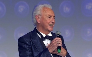 Tony Christie Battles Dementia, Uses Autocue to Remember Lyrics When Performing
