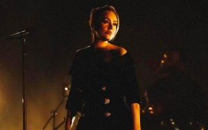 Adele Gets Emotional Over Fan's Sweet Tribute to His Late Wife at Vegas Concert