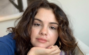 Selena Gomez Shows Off Natural Hair in Makeup-Free Selfies