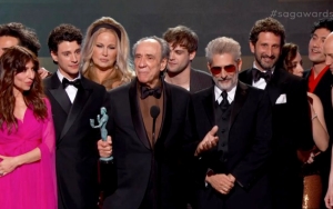 Aubrey Plaza Appears to Mouth Angry Phrases During 'White Lotus' SAG Awards Speech 