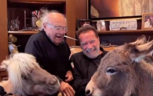 Arnold Schwarzenegger and Danny DeVito Trade Banter at White House Correspondents' Dinner
