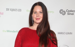 Lana Del Rey's Mic Muted Mid-Show After She Kicked Off Glastonbury Set 30 Minutes Late