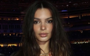 Emily Ratajkowski Naked Underneath Her Coat When Attending Paris Fashion Show