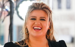 Kelly Clarkson Insists She's Not Beefing With Carrie Underwood Despite Years-Long Rumors