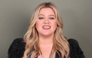 Kelly Clarkson Jokingly Asks Fans to 'Throw Diamonds' at Her During Vegas Residency Show Opener