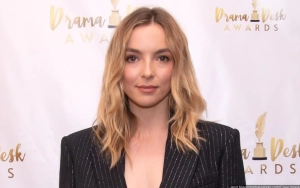 Jodie Comer Just Leaves Her Awards Sitting on the Floor