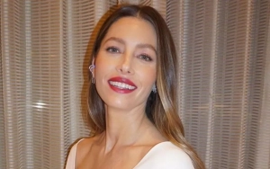 Jessica Biel Loves Eating in Bathroom