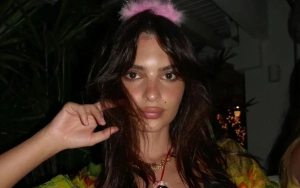 Emily Ratajkowski Learns That Following Trends Is a Mistake 