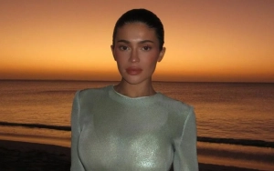 Kylie Jenner Bares Her Toned Midriff in Numerous Selfies Amid Pregnancy Rumor