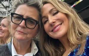 Nikki Glaser's Mom Clarifies 'Gross' Reaction to Julia Roberts' Handsy Moment With Travis Kelce