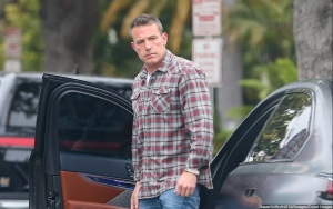 Ben Affleck Grins While Getting Food Delivered to His Rental Home in L.A.