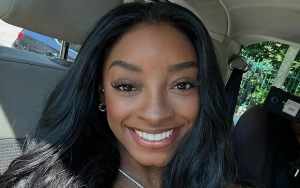Simone Biles Makes Fun of Sign That Mistakes Number of Olympic Gold Medals She Has Won