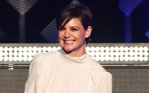 Katie Holmes Giggling in Public During Phone Call Before Reuniting With Daughter Suri