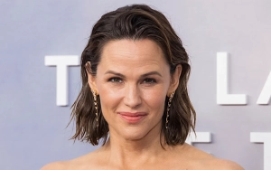 Jennifer Garner Shares Glimpse of Spooky Mom-Style Adventure in Haunted House