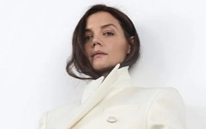 Katie Holmes Ditches Nose Ring and Makeup During Solo Stroll in New York City