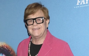 Elton John Struggling to Sign Autographs Amid Deteriorating Health