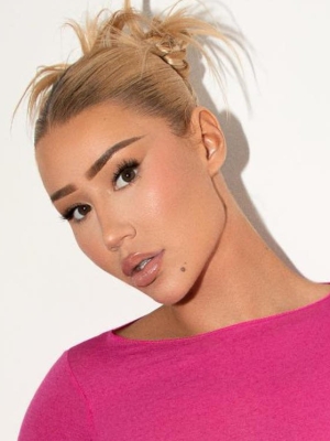 Iggy Azalea Turns Up the Heat as She Greets Online Fans With Very Cheeky Pics