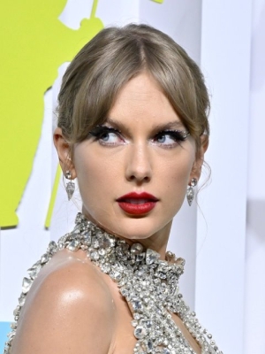 Taylor Swift Celebrates Pride Month by Giving Heartfelt Speech at Chicago Show