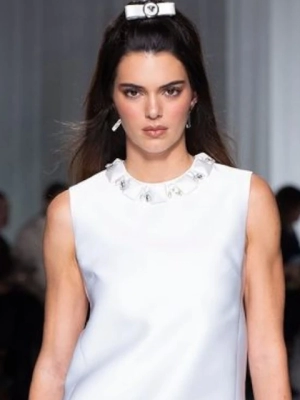 Kendall Jenner Dragged Over Her 'Atrocious' Versace Runway Walk at MFW