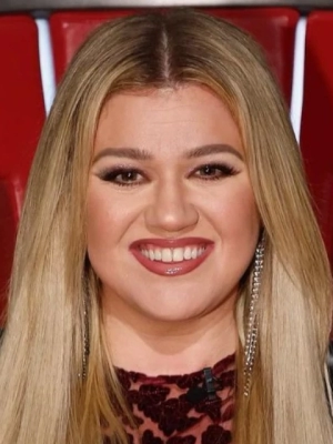 Kelly Clarkson Races Off Stage in Panic Due to Wardrobe Malfunction
