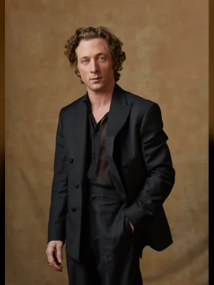 Jeremy Allen White Celebrates The Bear’s Finale with Cast at Iconic NYC Dinner