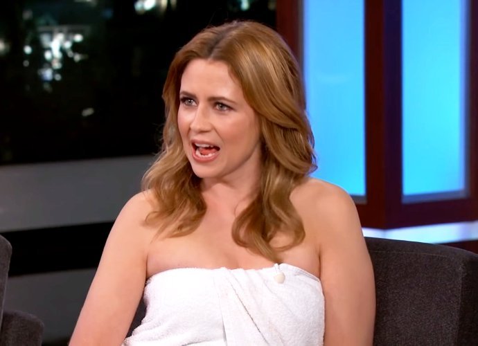 Jenna Fischer Wears Towel on 'Jimmy Kimmel Live!' Due to Wardrobe Malfunction