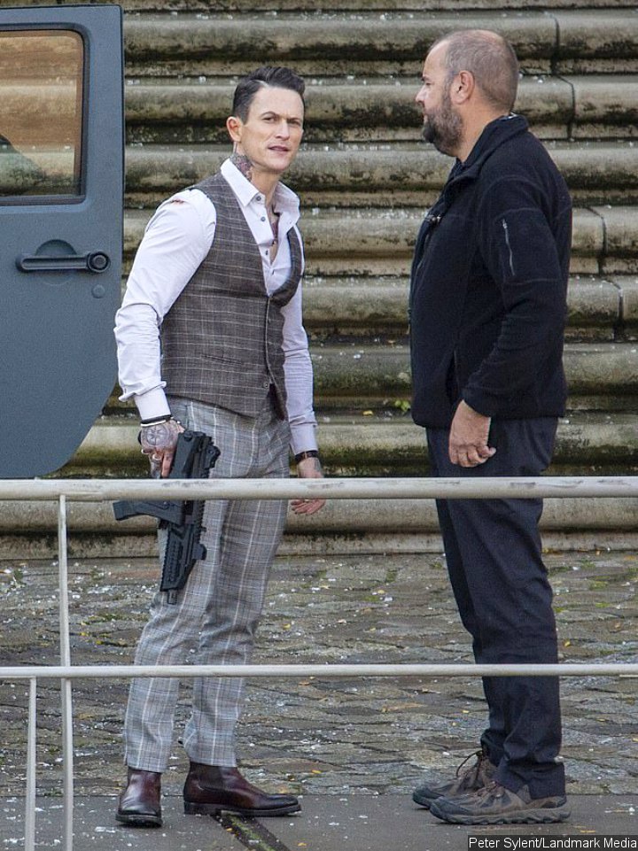  Jonathan Tucker on 'Charlie's Angels' Set