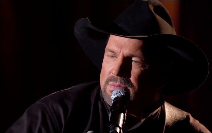 CMA Awards 2018: Garth Brooks Sweetly Serenades Wife With Brand New Song
