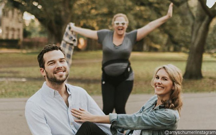 Amy Schumer Brings Along Dog to Photobomb Couple's Engagement Shoot