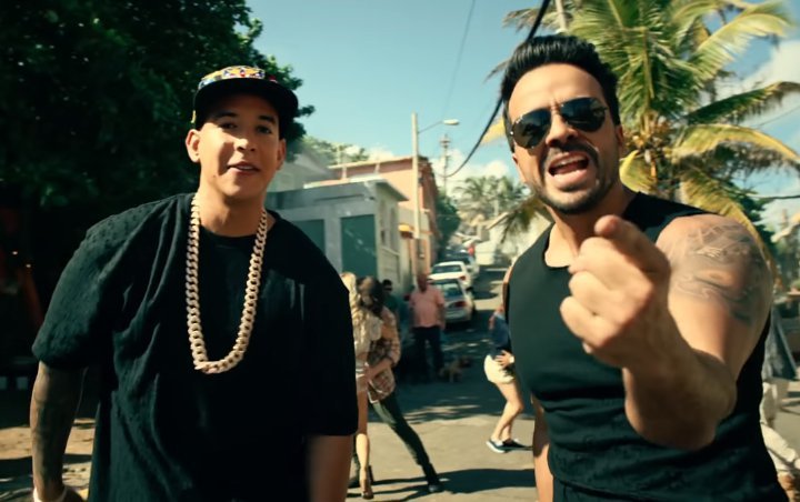 Luis Fonsi And Daddy Yankee S Despacito Breaks Youtube Record With Six Billion Views - how to make despacito on roblox youtube