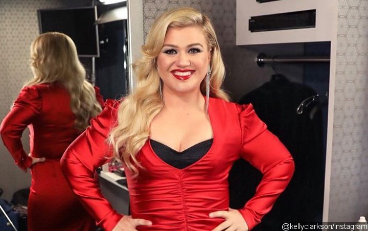 Kelly Clarkson Jokes About Being 'Utterly Not Cool' After Indy 500 Stumble 