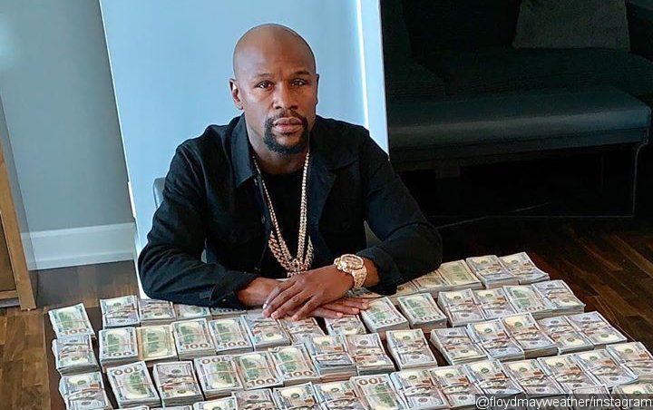 Floyd Mayweather Lies in Bed With Giant Amount of Cash—See Pic!