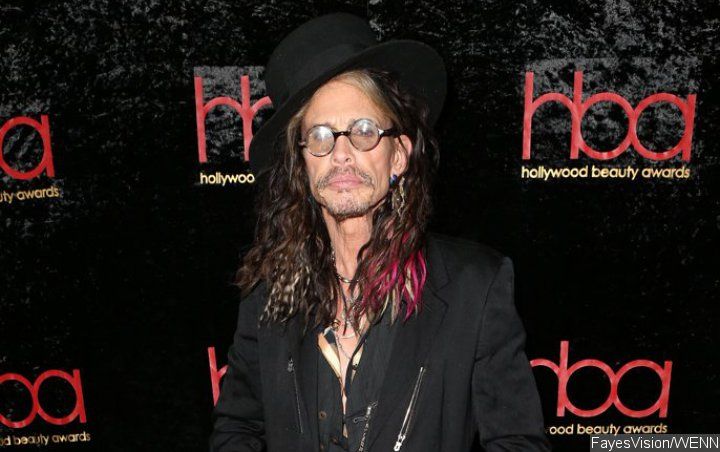 Watch: Steven Tyler Carries on Singing Despite Onstage Fall Mid ...