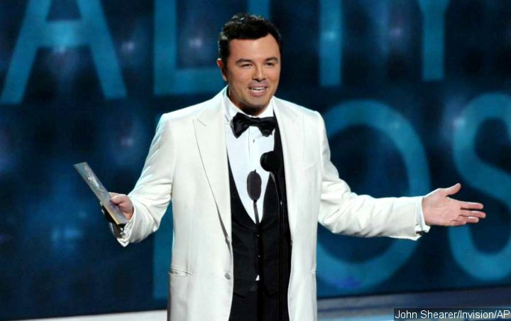 Seth MacFarlane Runs Onstage After Talking to the Wrong Mic