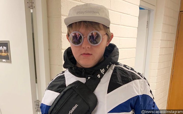 Lewis Capaldi Has No Luck on Tinder Despite 'Swiping His Fingers to the Bone'