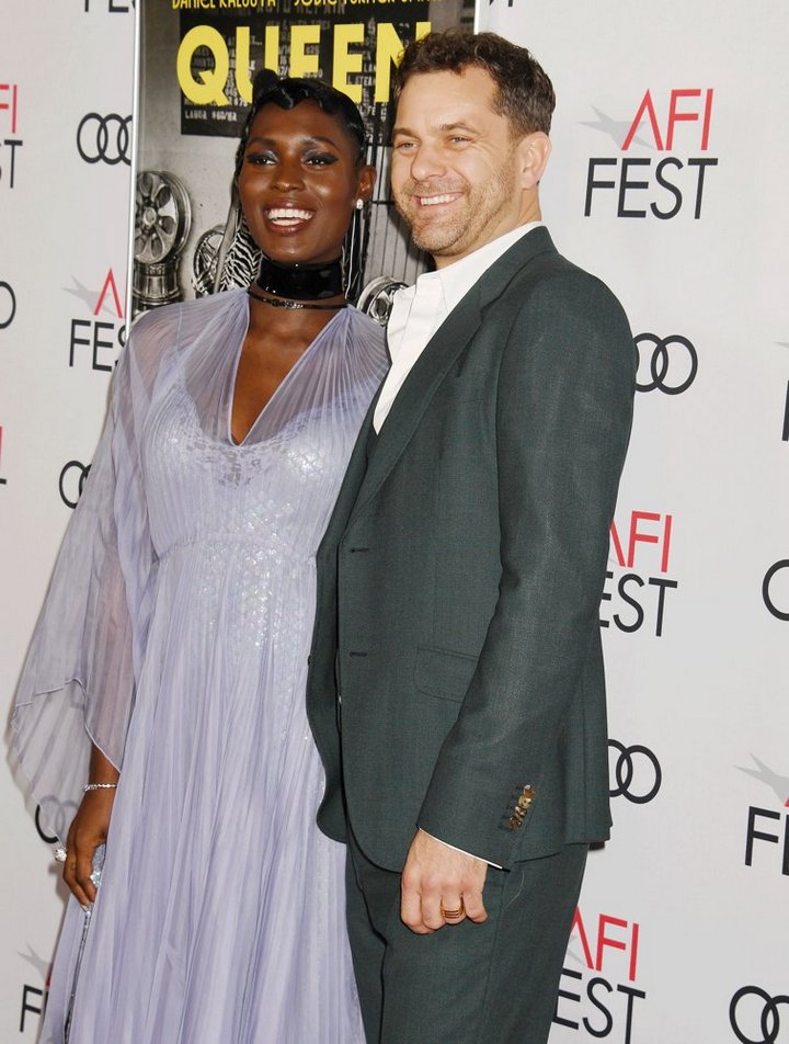 Joshua Jackson wears gold band on his left finger