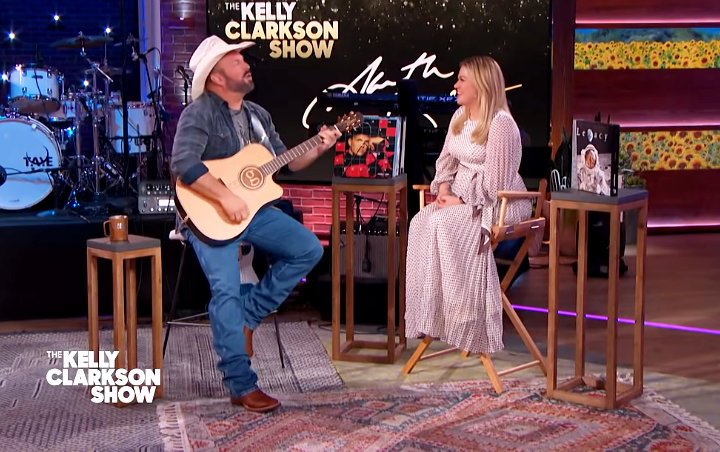 Garth Brooks Brought Kelly Clarkson to Tears With 'To Make You Feel My Love' Serenade 