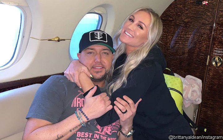 Jason Aldean's Wife Adopts Healthy Diet to Overcome Postpartum Depression