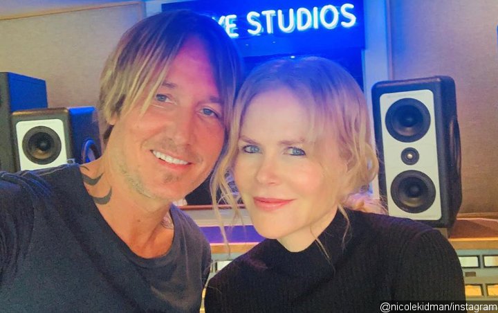 Nicole Kidman Serves as Keith Urban's Roadie During Second Impromptu Livestream Concert