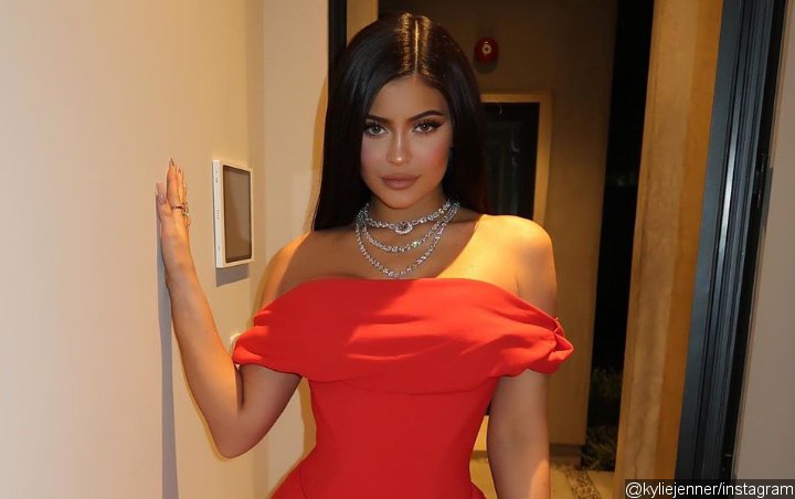 Kylie Jenner Trolled For Saying She S Natural While Sporting