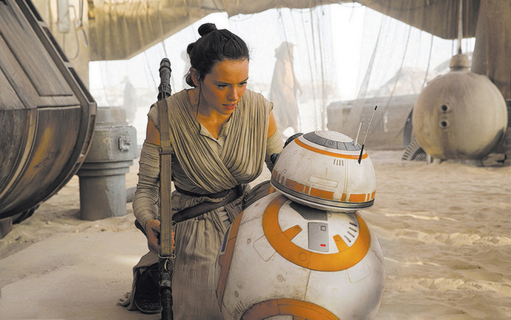 Daisy Ridley Reading BB-8 Children's Book Amid Coronavirus Lockdown