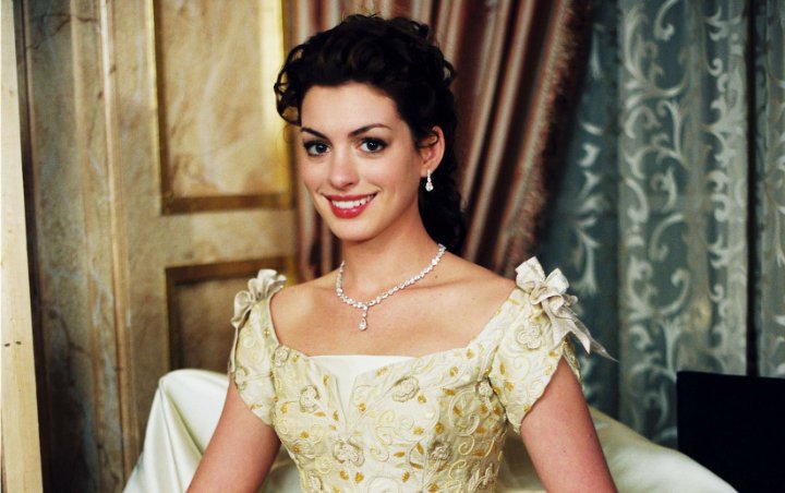 Anne Hathaway Recalls Surprise Finding Real Accidental Slip in 'The Princess Diaries' Trailer