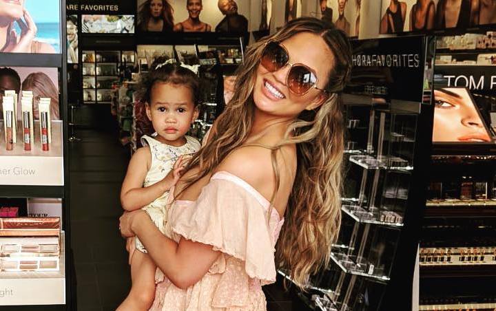 Chrissy Teigen Wakes Up From Boob Surgery to Funny Note From Daughter Luna