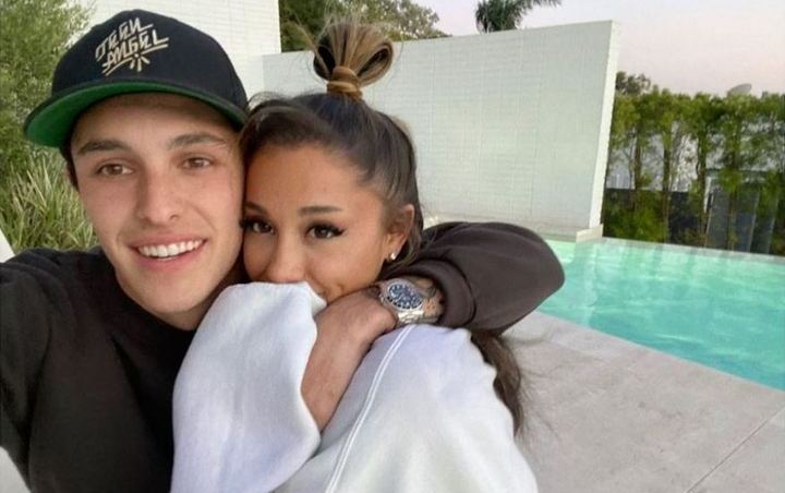 Ariana Grande Looks Bashful in First Selfie With Boyfriend Dalton Gomez